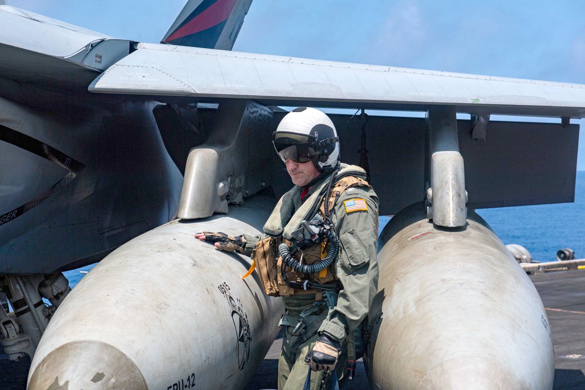 USNavy's tweet photo. Photos of the Day
1️⃣ An LSO briefs #FLTOPS aboard #USSRoosevelt @US6thFleet
2️⃣ #VFA136 prepares for #FLTOPS aboard @USSHARRYSTRUMAN and 3️⃣ @USMC provides weapon support aboard #USSNewYork @US2ndFleet @USFleetForces
4️⃣ @TheRealCVN71 CO pre-flight checks #VFA154 F/A-18E @US7thFleet https://t.co/k0x7SxMxDE
