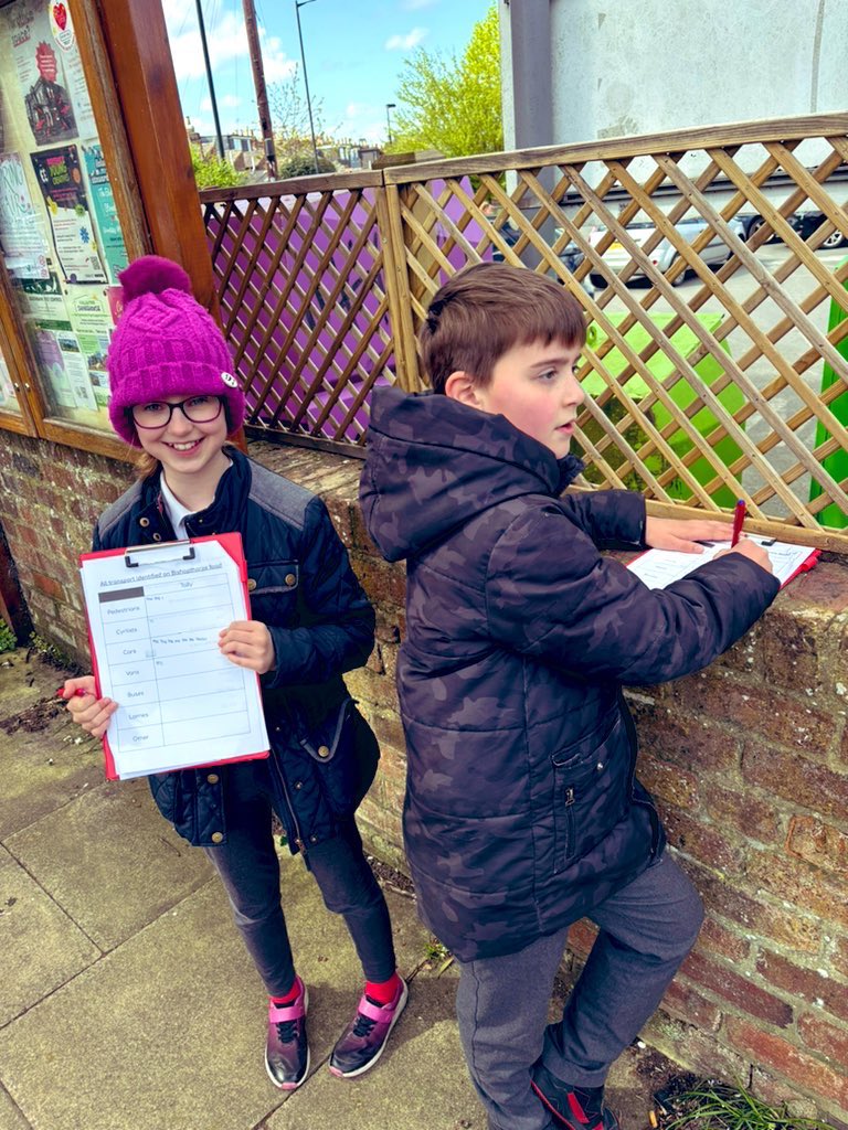KPSFeed's tweet photo. #KPSYear5 were explorers today as they followed directions to Bishopthorpe Road where they collected data about different modes of transport. Then, they followed directions to Rowntree Park  where they found and labelled human and physical features onto a map! @Fr_RowntreePark https://t.co/fBYQ844AYY