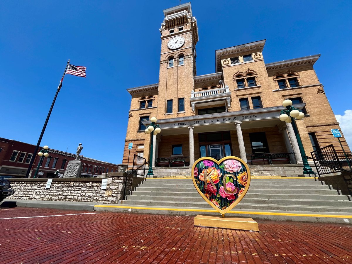 This afternoon, the KC Parade of Hearts installed one of their 2024 hearts right here in Harrisonville! The heart is named Heartland In Bloom, and was designed by Paige Crosswhite. For more information about the heart, visit >> theparadeofhearts.com/hearts/heartla… Funds for the heart were…