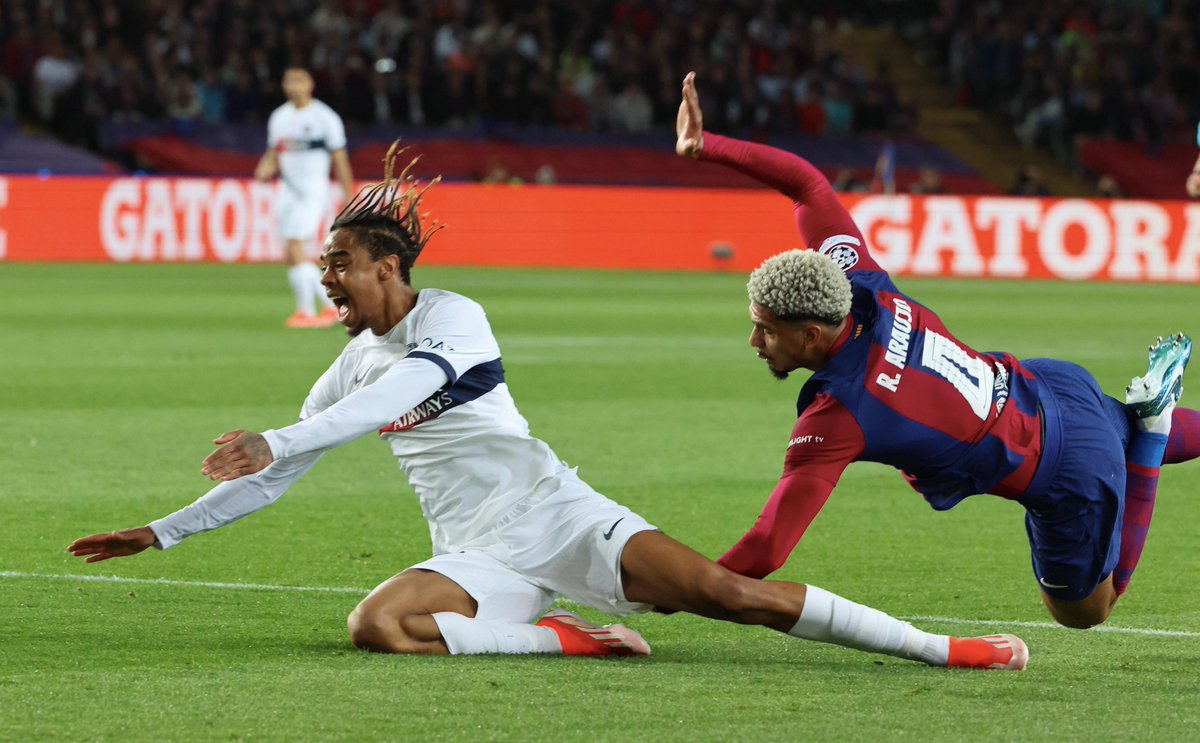 🔴 La polémica, con <a href="/itu_edu/">Eduardo Iturralde</a> 

🗣️ "Para mí no es falta. Si alguien ve falta, es ROJA. No se puede discutir la roja porque si lo pitas, debes expulsar a Araujo"

🗯️ "En ningún momento le menea la pierna. Barcola nota el contacto y se deja caer"

youtube.com/watch?v=2nCJEe…