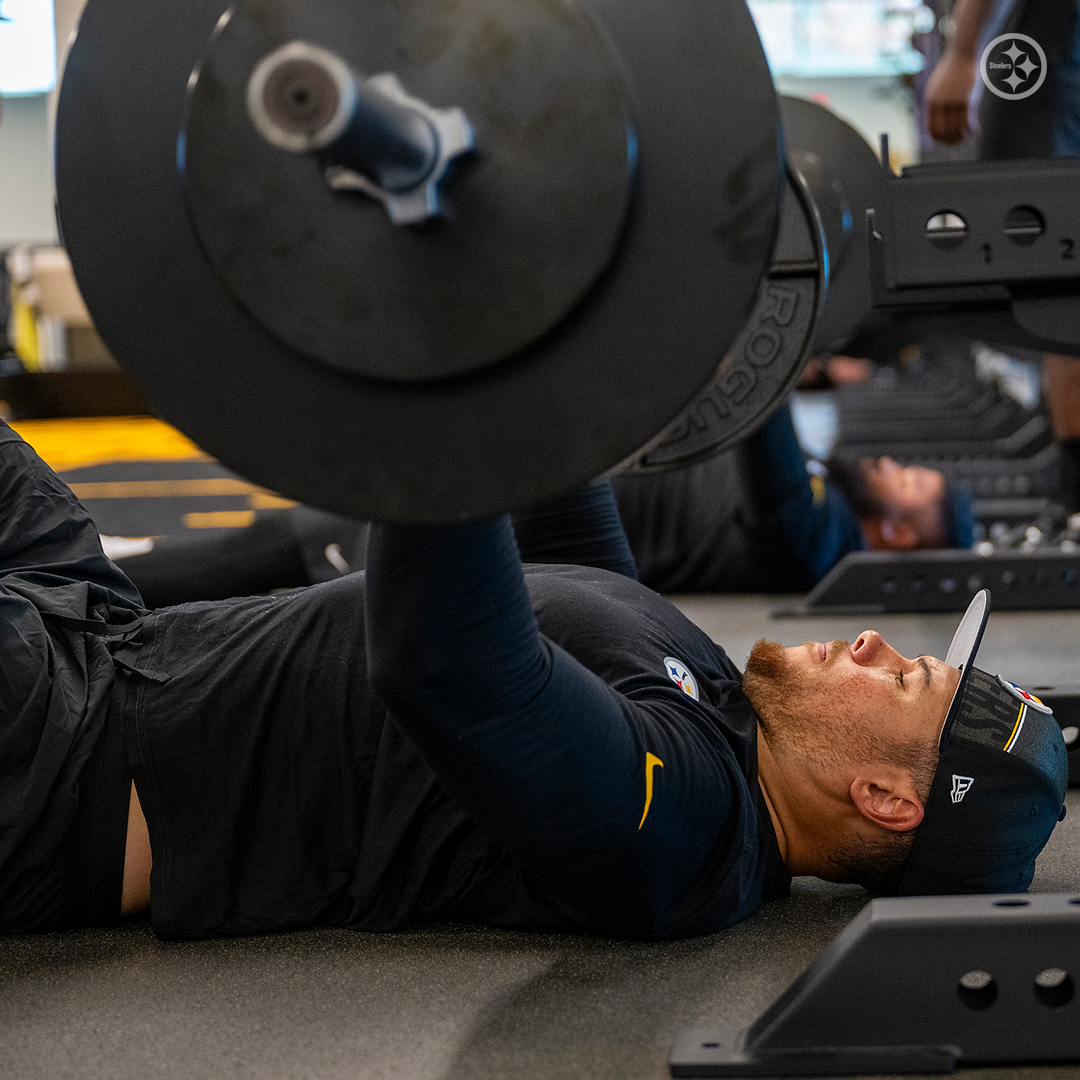 steelers's tweet photo. We out here workin' 💪

📷: https://t.co/FWcZYYG3XR https://t.co/vT3oUUqvVl