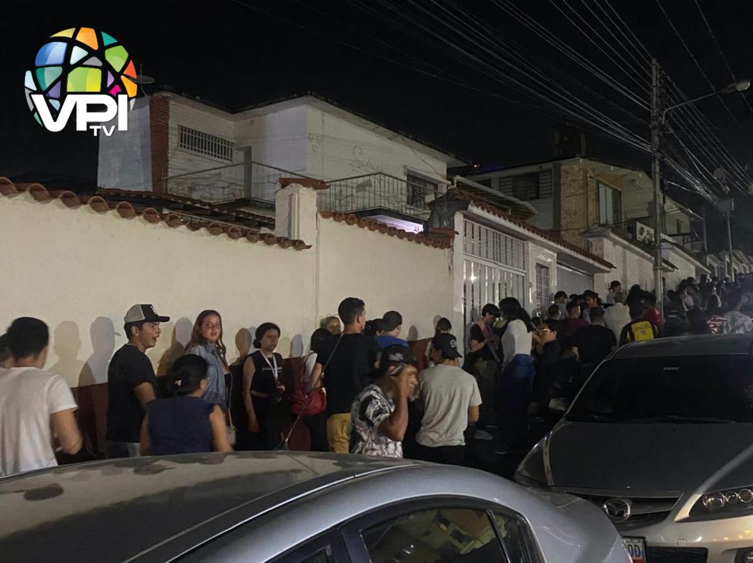 #AHORA | Así se encuentra la sede del CNE en el estado Táchira. A pesar del corte eléctrico registrado de 3:00 a 7:00 de la noche, las personas se mantienen en filas para la inscripción y actualización del registro electoral con vistas a las #PresidencialesVE2024. La jornada fue…
