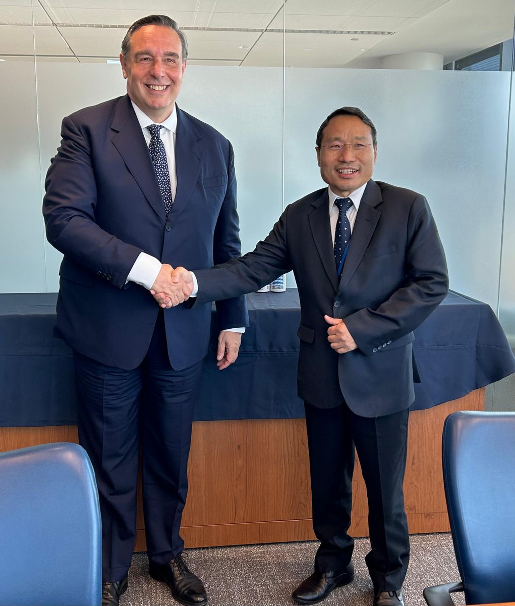 Nepal has tremendous prospect to pivot into a green economy. A good discussion with Nepal FM @BarshamanPun1 & the Nepal delegation at the #WBGMeetings on ways @IFC_org can support the country in building a robust private sector. 🏗️🌍🤝