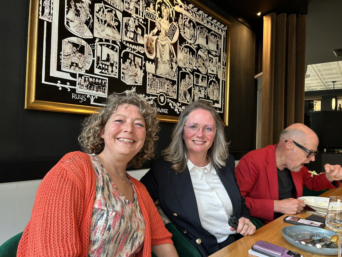 WendyWeel's tweet image. Vandaag was ik mee als #Webmaster (van @dwarsnieuws ) en als nieuwsgierige, bij het event van @mariannezw  en @mauricedehond 

🎦 Om daar de film #DooddoorSchuld te bekijken.

🎦 Deze film over Maurice de Hond en de aerosolen zou iedereen moeten zien!

dwarsnieuws.nl/premiere-dood-…