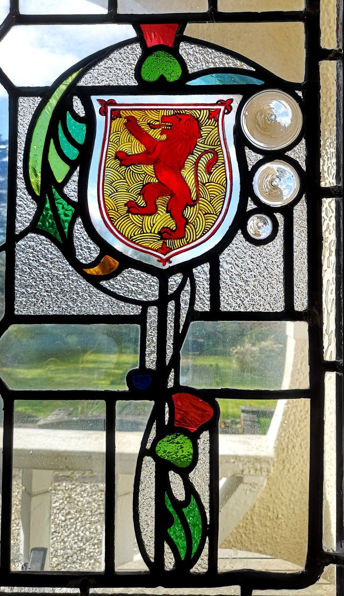 Thistle and lion rampant #stainedglass window. 1920's. #Glasgow #Scotland 🏴󠁧󠁢󠁳󠁣󠁴󠁿🦁