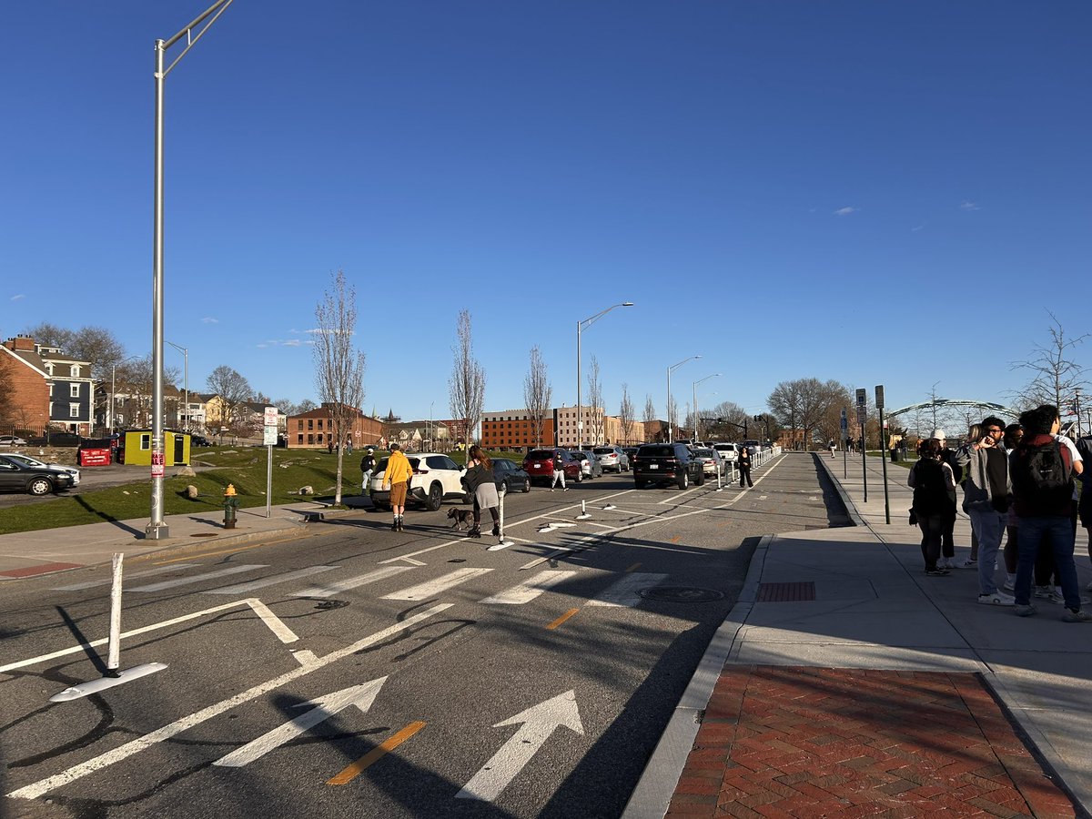 bumproject's tweet image. Go to South Water Street right now and you’ll find families, dogs, ice cream, and rollerblades. What you won’t find is a traffic jam. This is what it looks like when a public space works and is valued by the community. Providence needs more of these spaces, not one fewer.