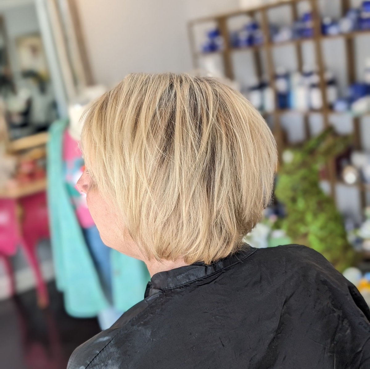 Susan told Christy she was looking for a haircut that would make her hair look full and thick.

#conroehairsalon #thewoodlandshairsalon #luxuryhairsalon #salonthewoodlands #houstonsalon #houstonhairstylist #olaplex #houston #blowdrybarthewoodlands #hairextensions