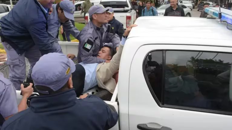 🚨AHORA | DETIENEN A CONCEJAL PERONISTA EN CHACO POR TIRARSE ARRIBA DE UN PATRULLERO PARA IMPEDIR EL DESALOJO DE UNA PROTESTA Ángel Sánchez, quedó detenido tras subirse al capot de un patrullero para evitar el desalojo de un grupo de trabajadores municipales ➡️Te parece bien?