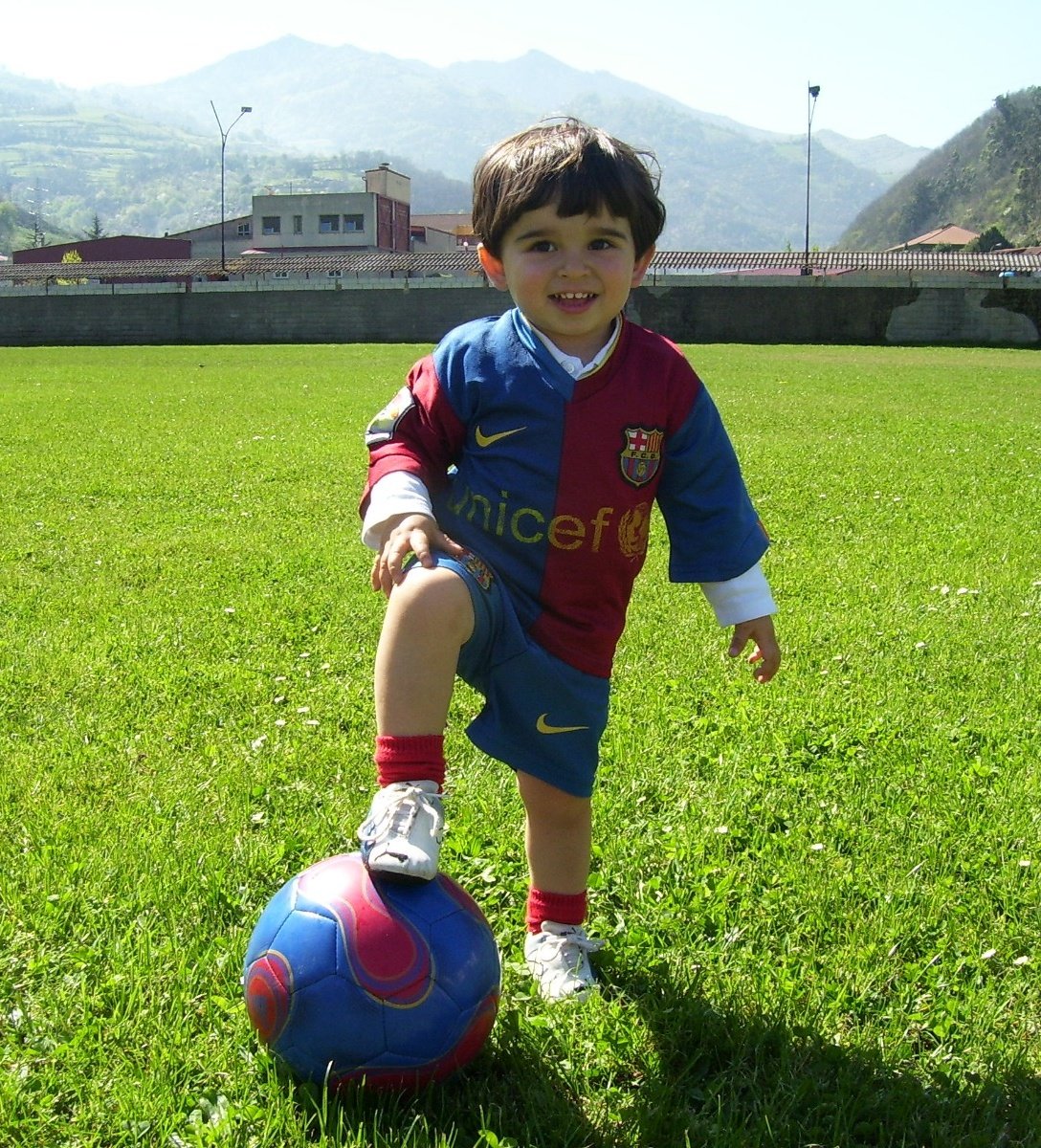 daniialvzz_'s tweet photo. Hacía mucho que no me ilusionaba tanto viendo a mi Barsa, quizá desde que no era más que este canijo de aquí. Sin sufrimiento este deporte no sería lo que es. Solo puedo decir gracias. Siempre orgulloso. Sempre Culer. ❤️💙 https://t.co/xC1vvEx9mh