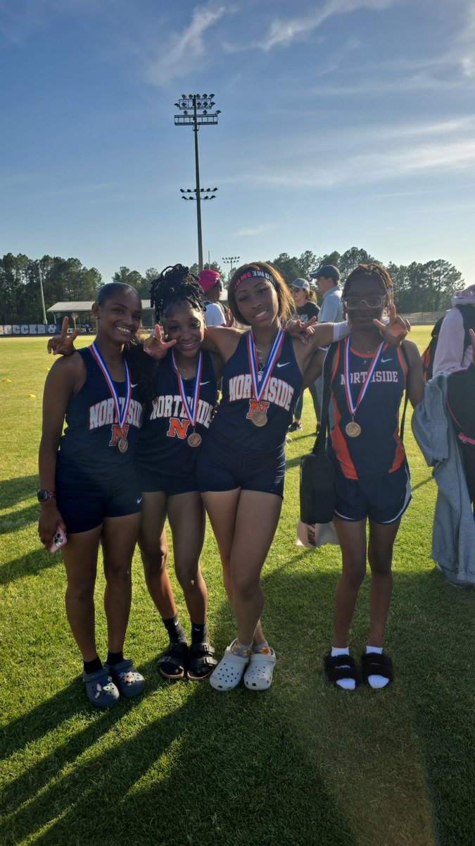 4x200 meter relay Boys - 1st place Girls - 4th place #AllN 🔵⚪️🟠🦅