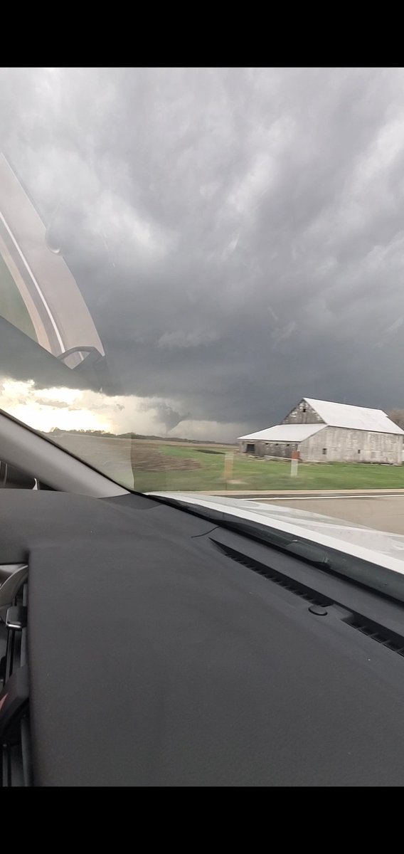 Tornado about 10 minutes ago north of Burlington, Iowa. @NWSQuadCities #iawx