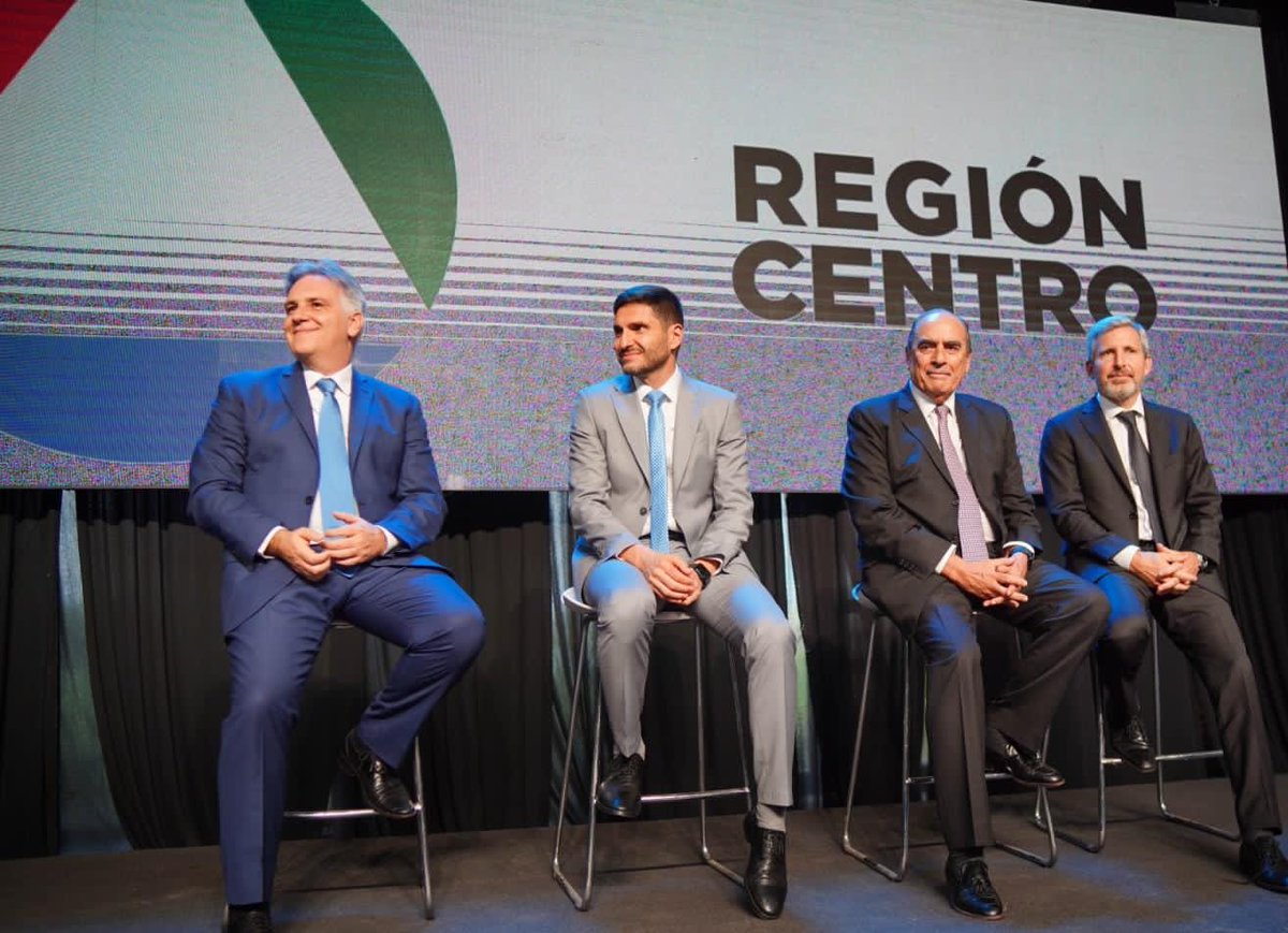 MartinLlaryora's tweet photo. La @RegionCentroOf se mantiene funcionando gracias a los foros: el empresarial, el universitario, el de infraestructura, el de profesionales, el social, el de la cultura. La sociedad civil es la que ha sostenido a la #RegiónCentro viva todo este tiempo. https://t.co/lAJsDiD7Qc