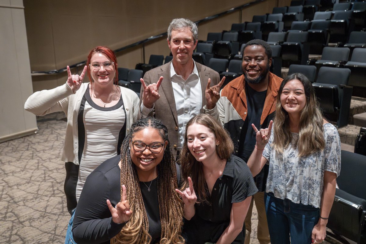 Texas politician @BetoORourke stopped by the LBJ School today to discuss shaping the future of democracy in Texas with @EvanASmith and chatted with students afterward.🤘