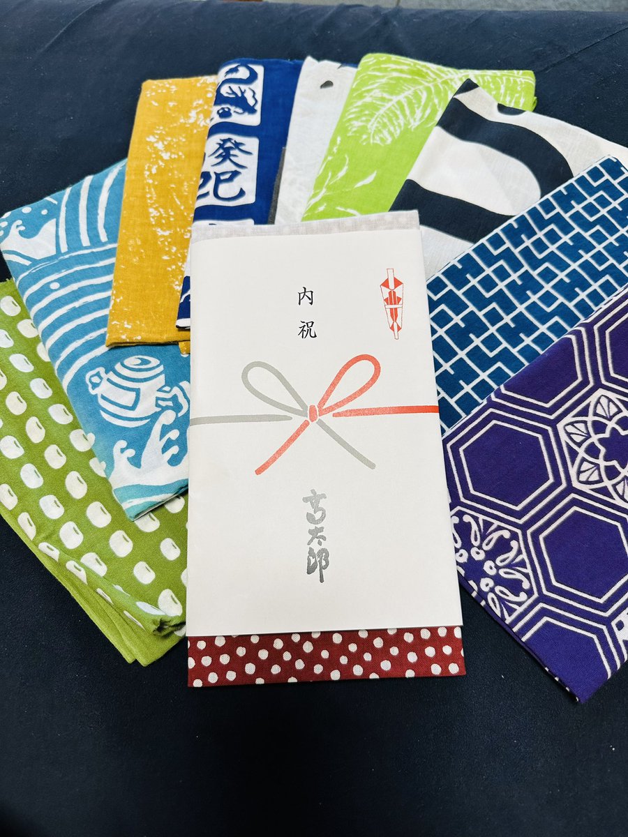 YukariSakamoto's tweet image. #Izakaya 🏮 Kotaro commissions a new #tenugui design to commemorate each anniversary. This one for his 13th year. 

Check out the next @foodandwine magazine for my article on these colorful cotton cloths.

#foodsaketokyo #手ぬぐい　#visitjapan