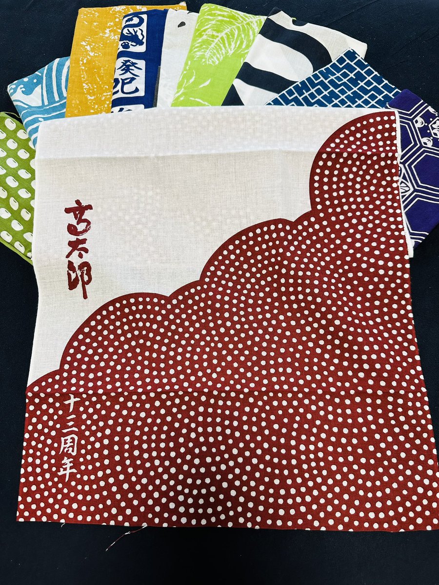 YukariSakamoto's tweet image. #Izakaya 🏮 Kotaro commissions a new #tenugui design to commemorate each anniversary. This one for his 13th year. 

Check out the next @foodandwine magazine for my article on these colorful cotton cloths.

#foodsaketokyo #手ぬぐい　#visitjapan