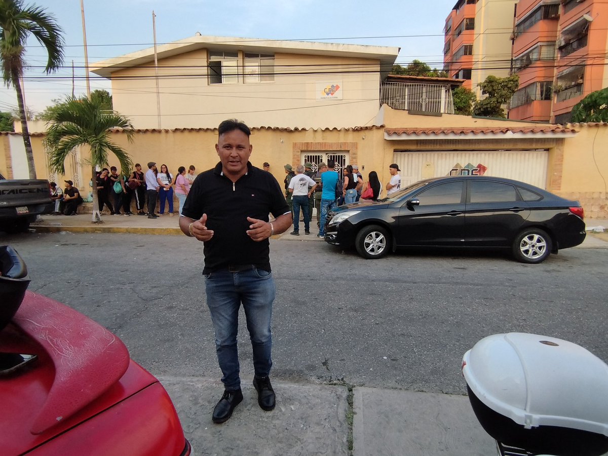 jeckssontorres's tweet photo. Hoy #16Abril desde el #CNE del #Edo #Lara Solicitamos al @cneesvzla la extensión de la jornada de actualización y registro electoral. Ya que siendo las 6:15pm existen largas #Colas de #Jovenes apostados a las afueras de sus oficinas para inscribirse y #Votar !🇻🇪🗳️ #ExtensionRE https://t.co/Zzry7Y0Y0k