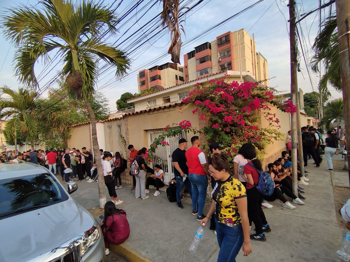 jeckssontorres's tweet photo. Hoy #16Abril desde el #CNE del #Edo #Lara Solicitamos al @cneesvzla la extensión de la jornada de actualización y registro electoral. Ya que siendo las 6:15pm existen largas #Colas de #Jovenes apostados a las afueras de sus oficinas para inscribirse y #Votar !🇻🇪🗳️ #ExtensionRE https://t.co/Zzry7Y0Y0k