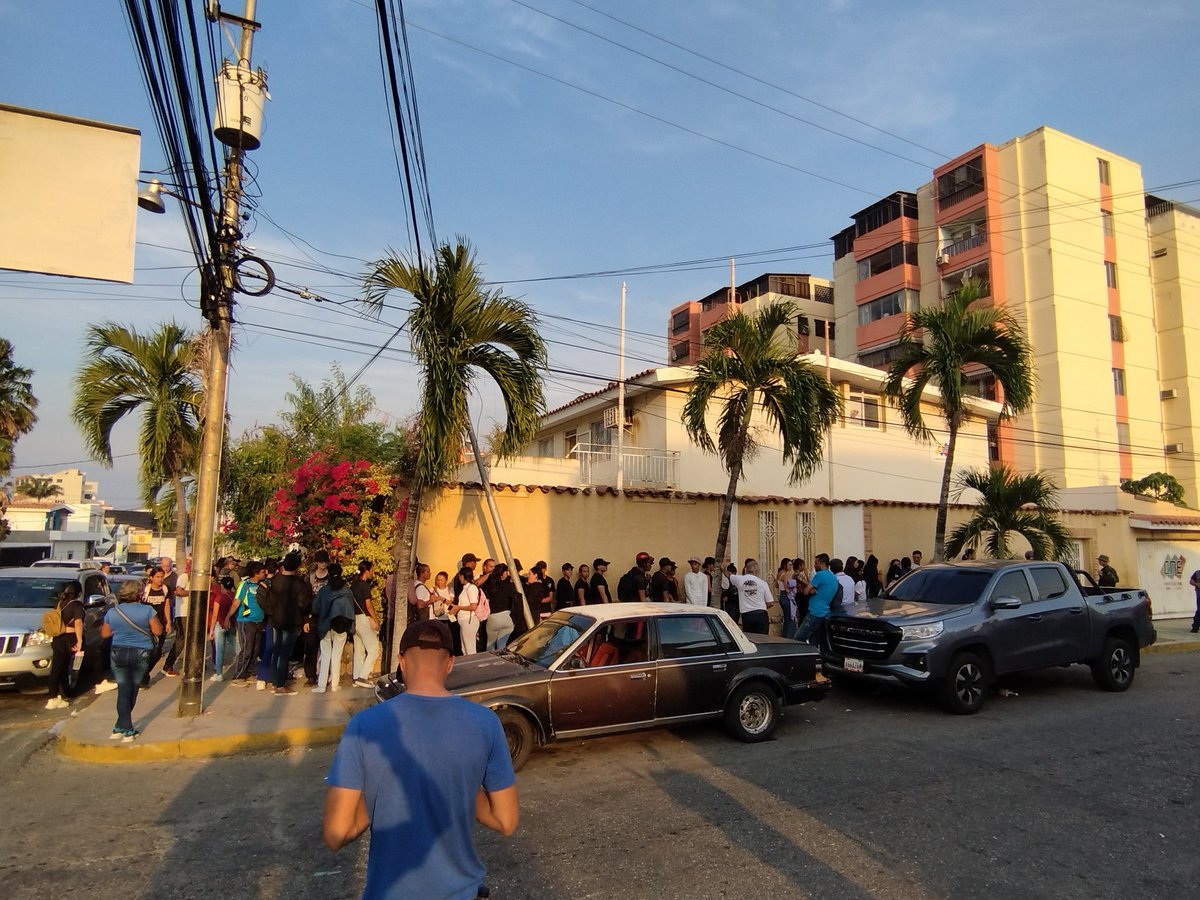 jeckssontorres's tweet photo. Hoy #16Abril desde el #CNE del #Edo #Lara Solicitamos al @cneesvzla la extensión de la jornada de actualización y registro electoral. Ya que siendo las 6:15pm existen largas #Colas de #Jovenes apostados a las afueras de sus oficinas para inscribirse y #Votar !🇻🇪🗳️ #ExtensionRE https://t.co/Zzry7Y0Y0k