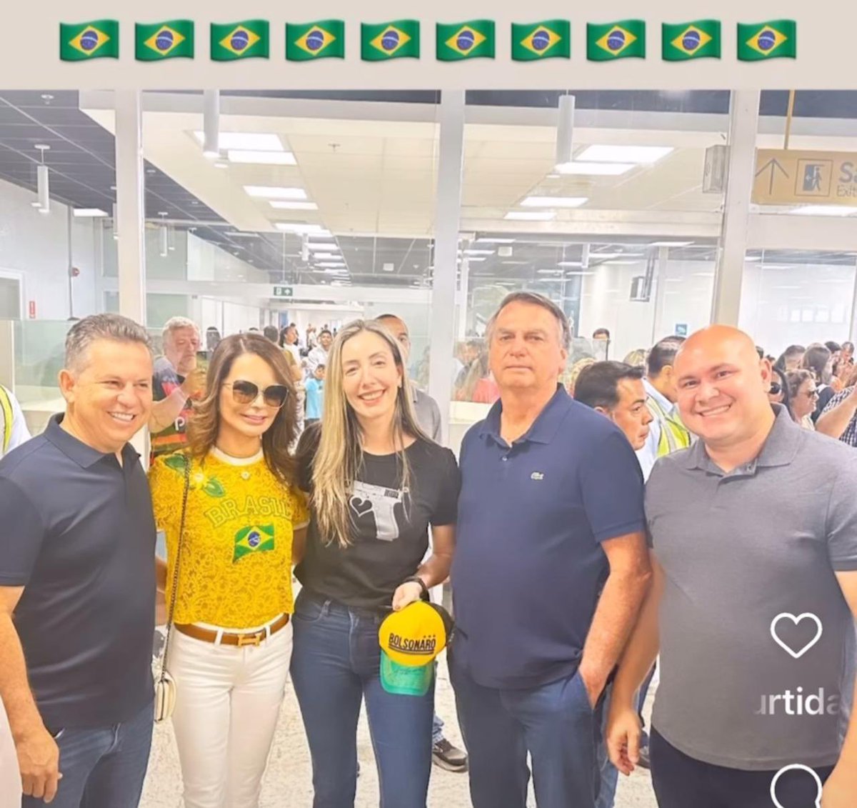 demori's tweet photo. 17 jornalistas sendo amordaçados no Mato Grosso por denunciar os desmandos do governador. Reportagens plenamente legais pressionadas por investigações da Polícia, um claro ataque às liberdades de expressão e impresa. 

A delegada tirou essa foto e postou nas redes sociais 👇 https://t.co/cg4fJZdGdq