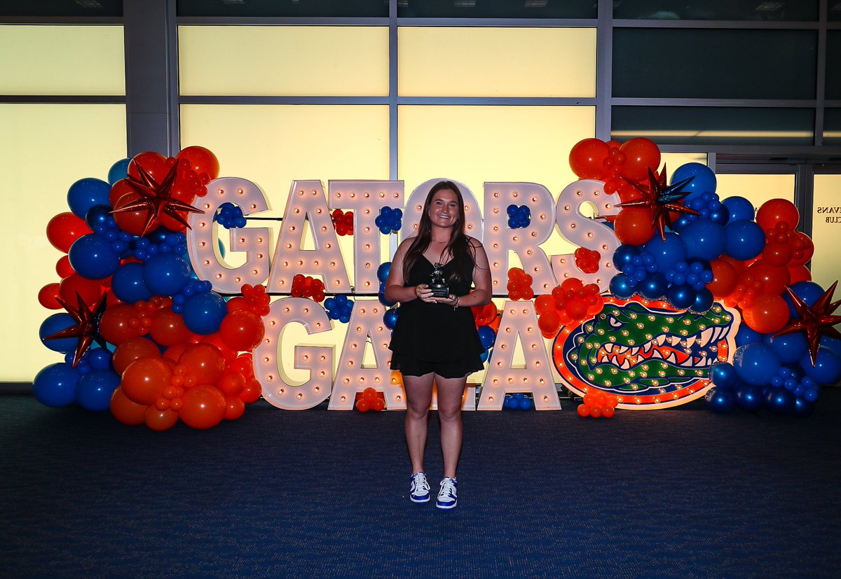 GatorsGolf's tweet photo. S/O to @trob_golfer25 and @KarolineTuttle on their own 🏅

🐊 Gamechanger of the Year: Roberts

🐊 Community Service Athlete of the Year: Tuttle https://t.co/DQvkBsZ78U