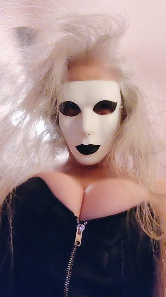 nikki_420woman's tweet photo. When your hair goes awry 😲
And this is my new black corset🖤 https://t.co/6TxqoB29BY