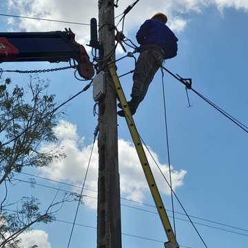 Los #Trabajadores de #Etecsa #Mayabeque siempre con la misión de mejorar los servicios de #Telecomunicaciones 📞 en la provincia. #GenteQueSuma ➕ Estos hombres 👷 imprescindibles, son nuestros héroes de azul 💙 los que desfilarán este #1roDeMayo #UnidosXCuba #JuntosPorMayabeque