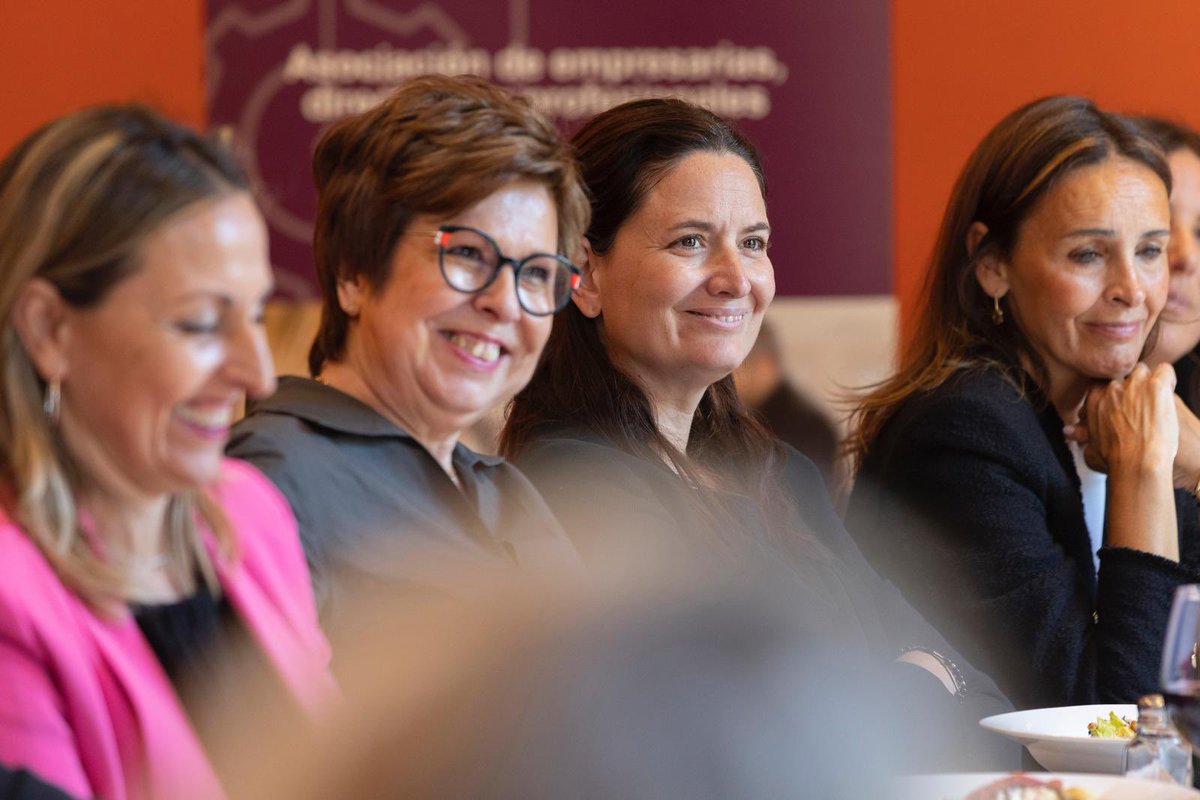 CMN_Oficial's tweet photo. Un verdadero lujo conversar con @LluisaMoretSabi presidenta de @diba y con el excelente elenco de #consejeras #directivas #empresarias #profesionales sobre como influyen los #liderazgos #femeninos en el desarrollo de los #territorios
#Diputadas #Senadoras #Alcaldesas
#Concejalas https://t.co/Fn9RVXEhyD