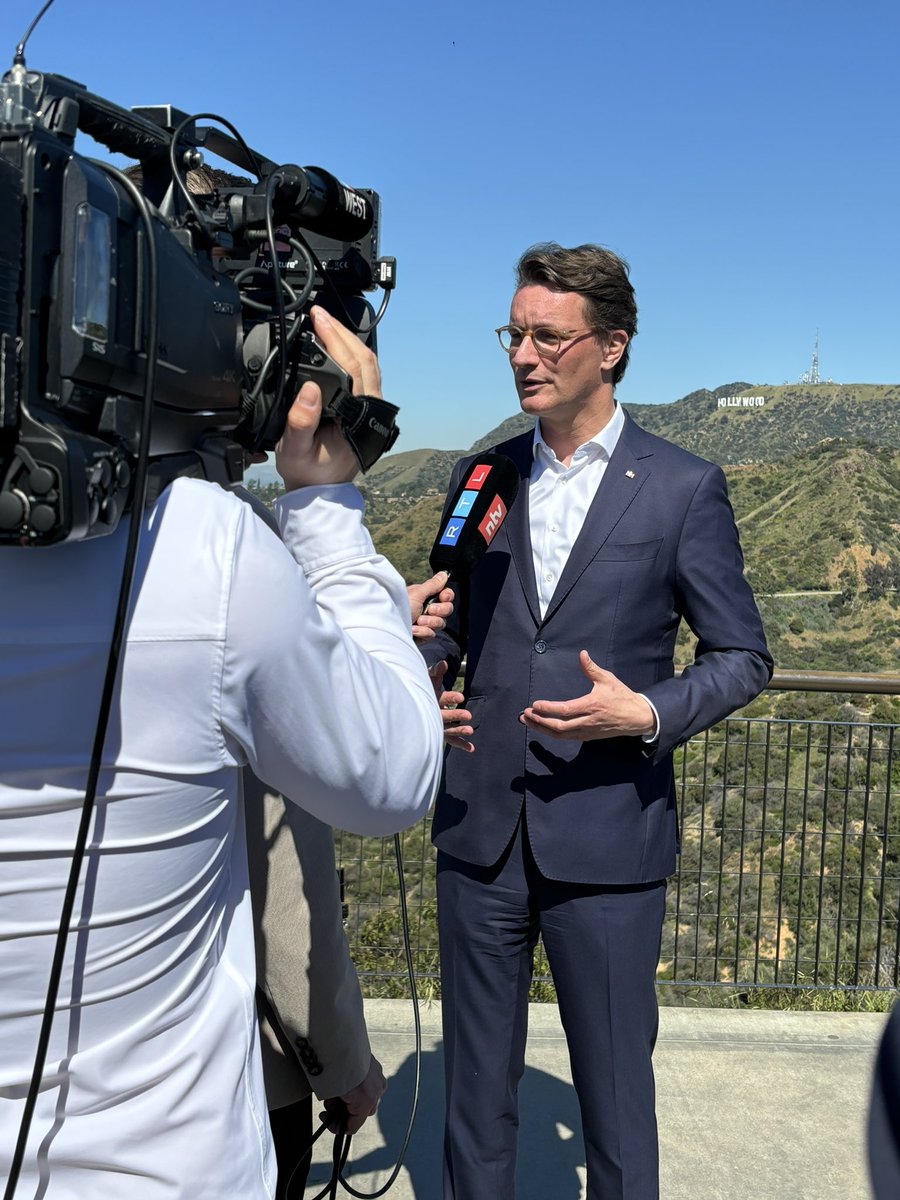 benzchristian's tweet photo. Tag 3 der #USA Reise von @HendrikWuest. Nach einem allgemeinen Statement mit Blick auf das Hollywood Sign ging es zu @northropgrumman in Palmdale - ein Partnerunternehmen von @RheinmetallAG. Beide produzieren das Rumpfmittelteil des F35-Kampfjets.
@RTLWEST https://t.co/52wOK50t4B