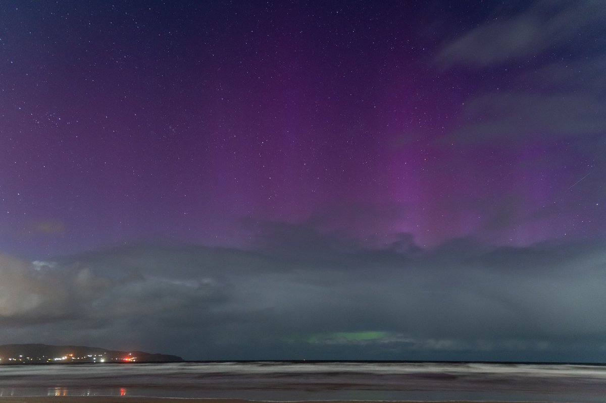 Northern Lights at Benone beach this evening at 2310hrs. More showers rolling in so limited time to capture images. @angie_weather @barrabest @WeatherCee @bbcniweather @VisitCauseway @Louise_utv