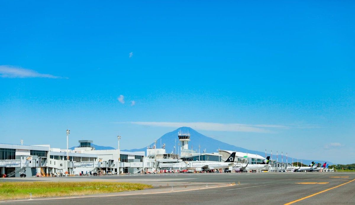 Más de 13 mil vuelos comerciales de pasajeros se han atendido en nuestro Aeropuerto Internacional de El Salvador, durante el periodo del 1 de enero al 14 de abril de 2024, esto representa un incremento del 23% ⬆️ en comparación con 2023. 🛬🇸🇻🛫