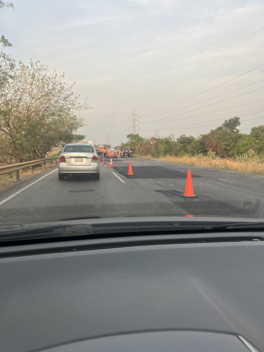 victoria1039fm's tweet photo. (06:35pm) >> #ARC en #Carabobo, reportan retención vehicular antes de llegar a la E/S #Bohio sentido #Caracas por labores de asfaltado, precaución. Después de pasar la estación mejora el tránsito vehicular. #InfoVial #Reportó @Gustavo57221038 https://t.co/RHA6KaCkiM