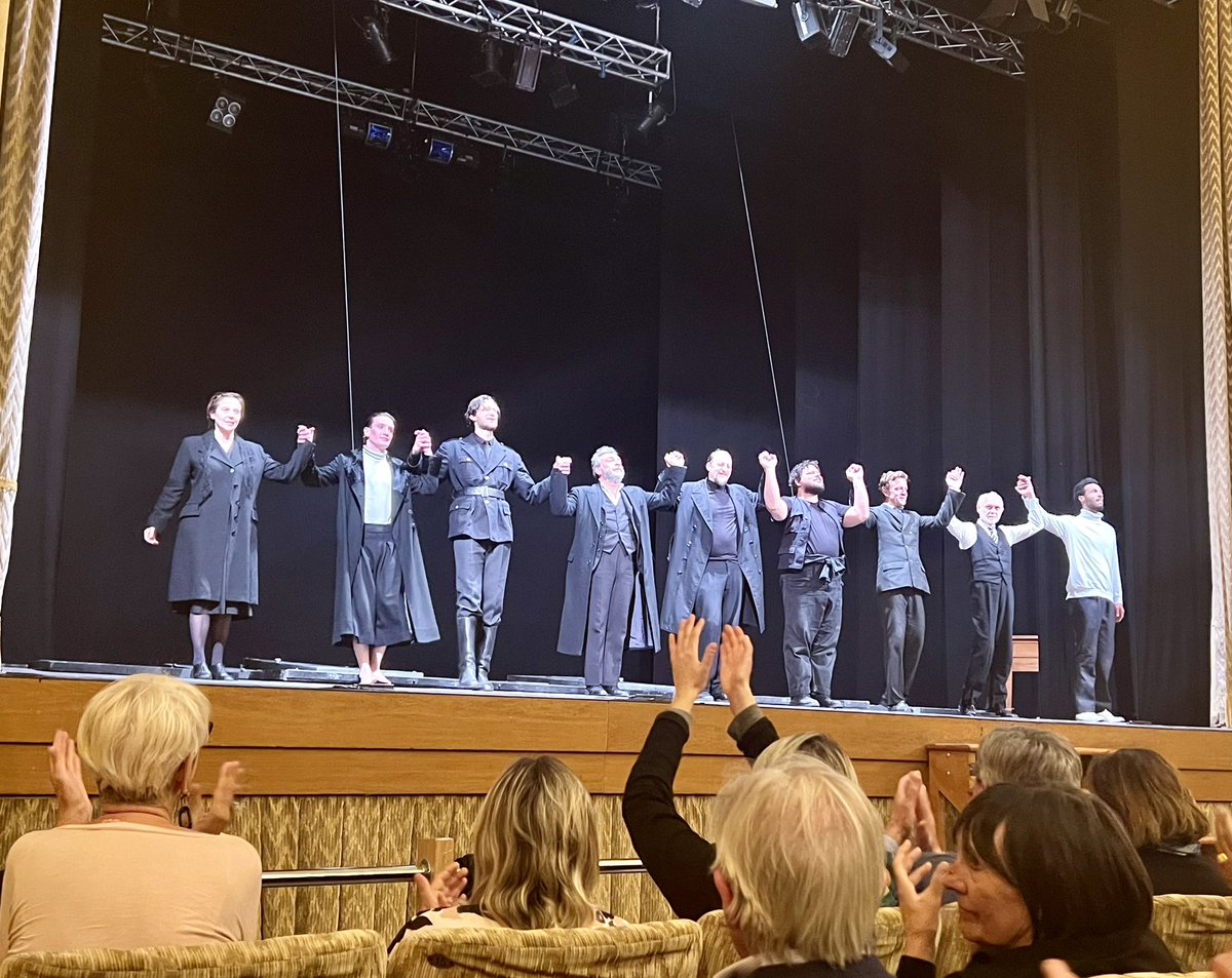 Stasera bellissimo e geniale spettacolo “L’arte della commedia” di Eduardo De Filippo. “A Teatro la suprema verità è stata e sarà sempre la suprema finzione” dice il capocomico Oreste Campese #teatro #laspezia @TeatroCivico_Sp #spettacolo