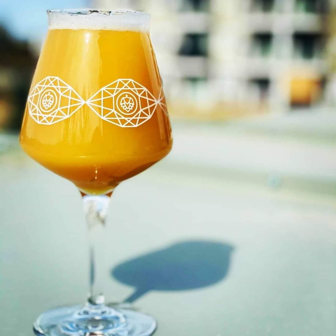 brighteyebrew's tweet photo. ALEX
7.0% ABV // 40 IBU
Hazy IPA w/ Cryo Mosaic

We took our OG dipa, Alexander, and shrunk down the malt bill a bit, resulting in this more approachable IPA at 7%. Don't worry, we didn't reduce the dry hop! Alex is bursting with all of the greatness that Mosaic hops provide. https://t.co/yZcDp6AROX