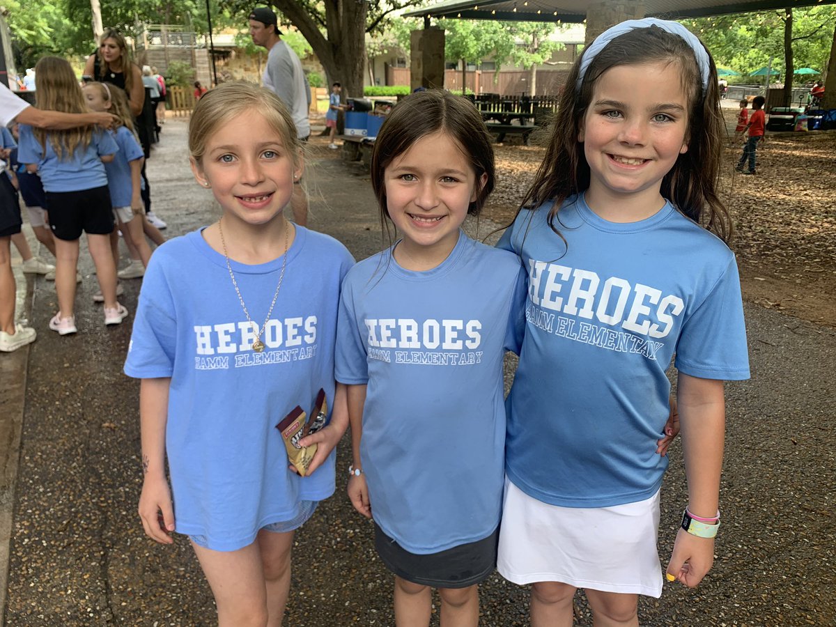 misscoltharp's tweet photo. A wild day at the zoo! The rain didn’t ruin our 1st grade field trip. #hammfam #hammheroes #TogetherRockwall @hammelem @rockwallschools https://t.co/DAoYX4bETj