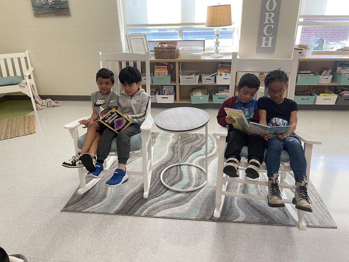We loved partner reading with Ms. Kelly’s class in Eleanor’s Back Porch! <a href="/RiverbankElem/">RIVERBANK ELEMENTARY</a> <a href="/laurenkelly_23/">Lauren Kelly</a> 🩵💚