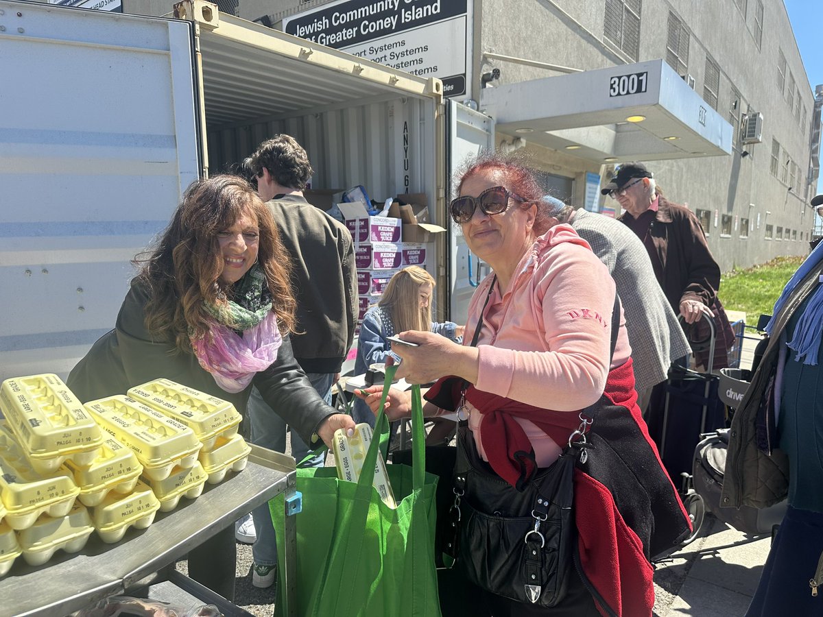 Much thanks to all of our incredible volunteers today who supported Day 1 of our @MetCouncil Passover distribution to Brooklyn families! We appreciate Olga Fiore - @NYSenator_JSS; Alex Gershman - @SEichenstein; and Jack Plushnick - @RepDanGoldman! Thank you!