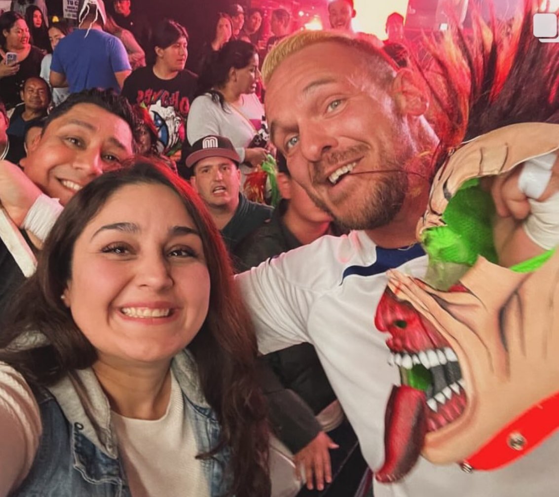 This lady was so happy when I brought the mask of @Psychooriginal over near her! I’d be remiss to not make her night with this selfie!! I am a man of the people!! 🇲🇽 #ElRudoDeLasChicas @luchalibreaaa