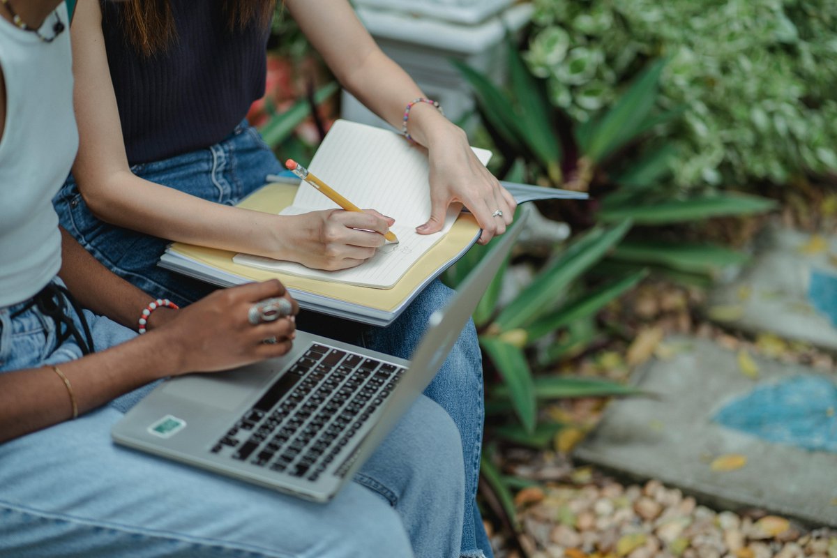 Financial aid can be confusing, but we're here to help! Join us tomorrow for a live-streamed walkthrough where #CommonApp and @uAspire guide you through the FAFSA process. Read our blog for more details on the topics covered and how to join. 💻 bit.ly/4ayON1F