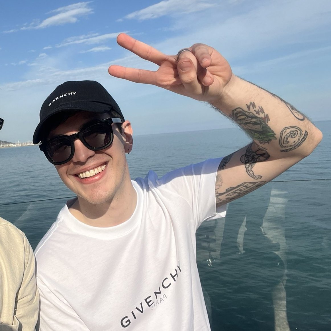 definitivamente las fotos en la playa son lo de él, mira lo bien que se ve