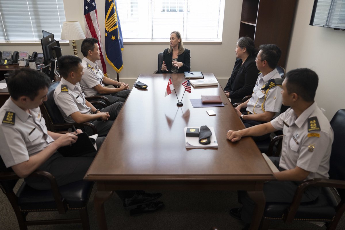 Ms. Ashley Manning, Performing the Duties of Assistant Secretary of Defense for Cyber Policy, met Singapore’s Digital and Intelligence Service Chief Major General Lee Yi-Jin to exchange perspectives on the development of defense capabilities in the cyber domain. 🇺🇸🇸🇬 #Cyber