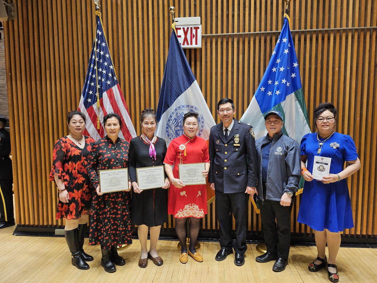 🎓 Congratulations to the newest graduates of the Citizen Academy! 🌟 Your commitment to civic engagement and community involvement shines bright. Keep making a positive difference! #CitizenAcademy #CommunityLeaders @NYPDCommAffairs