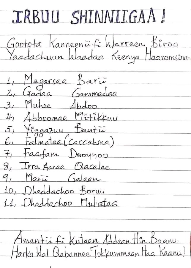 Maal dhaaman dhalootaaf
Gootonni lubbuun darbanii
Warreen tokkummaa sabaaf
Shinnigaatti wareegamanii
Kiristaanaa fii islaamaan
Gargar hin baanu jedhanii
Warri dhiigaa fi lafee ofiitiin
Tokkummaa Oromoo ijaraanii
Goottan jumlaan Shinnigaatti 
Dhuman maal nuuf dhaamanii⁉️

#GGO