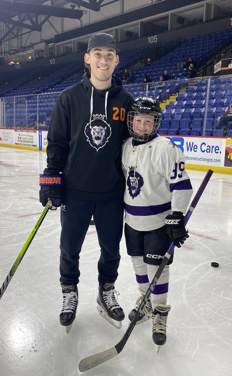 BIG stick taps to all of the players who joined our Youth Hockey practices this season! 🏒 Always great to see the pros join our youth players at practices, Learn to Play sessions and clinics, presented by @VisionsFCU. Upcoming Skills Clinics 👉 bit.ly/4993nvk