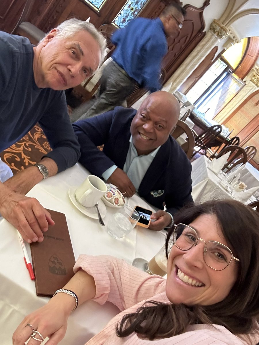Such a treat getting to meet &amp; chat with <a href="/FredericBertley/">Frederic Bertley</a> of <a href="/COSI/">COSI</a>! Talk about a #scicomm genius 👏 Can’t wait to visit you in Columbus!
