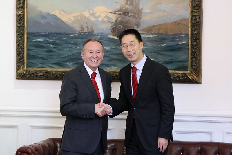 El 15 de abril, el embajador Niu Qingbao se reunió con el presidente del @Senado_Chile, @jgarciaruminot. Ambos abordaron cómo fortalecer aún más los intercambios parlamentarios entre #China y Chile, con el objetivo de impulsar más la relación bilateral.