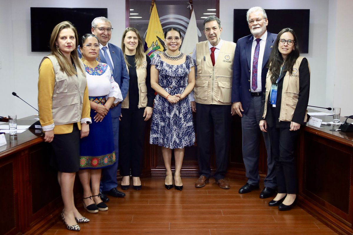 Como #PlenoCNE recibimos a una parte de la Misión de la #OEAenEcuador 🇪🇨, liderada por @p_santamariam. Su acompañamiento durante el desarrollo del #ReferéndumYConsulta2024 contribuirá de manera técnica a la garantía de transparencia de este proceso electoral. @OEA_oficial I…