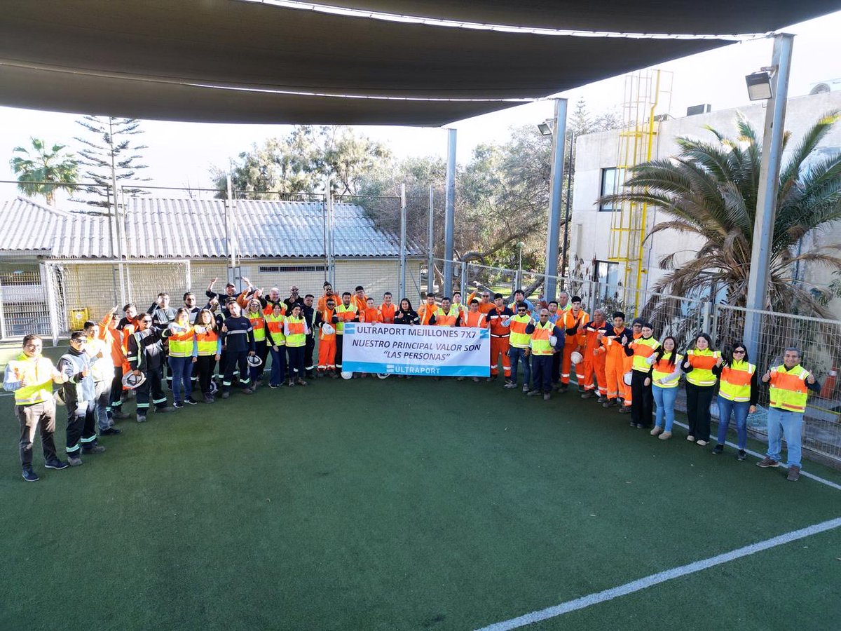 Los trabajadores portuarios de <a href="/ultraport_/">UltraPort</a>  Mejillones han alcanzado un hito histórico al convertirse en el primer puerto con todo su personal contratado al 100%. ¡Y no solo eso! También se ha implementado una jornada excepcional 7x7. Agradecemos la gestión de los dirigentes. 🚢