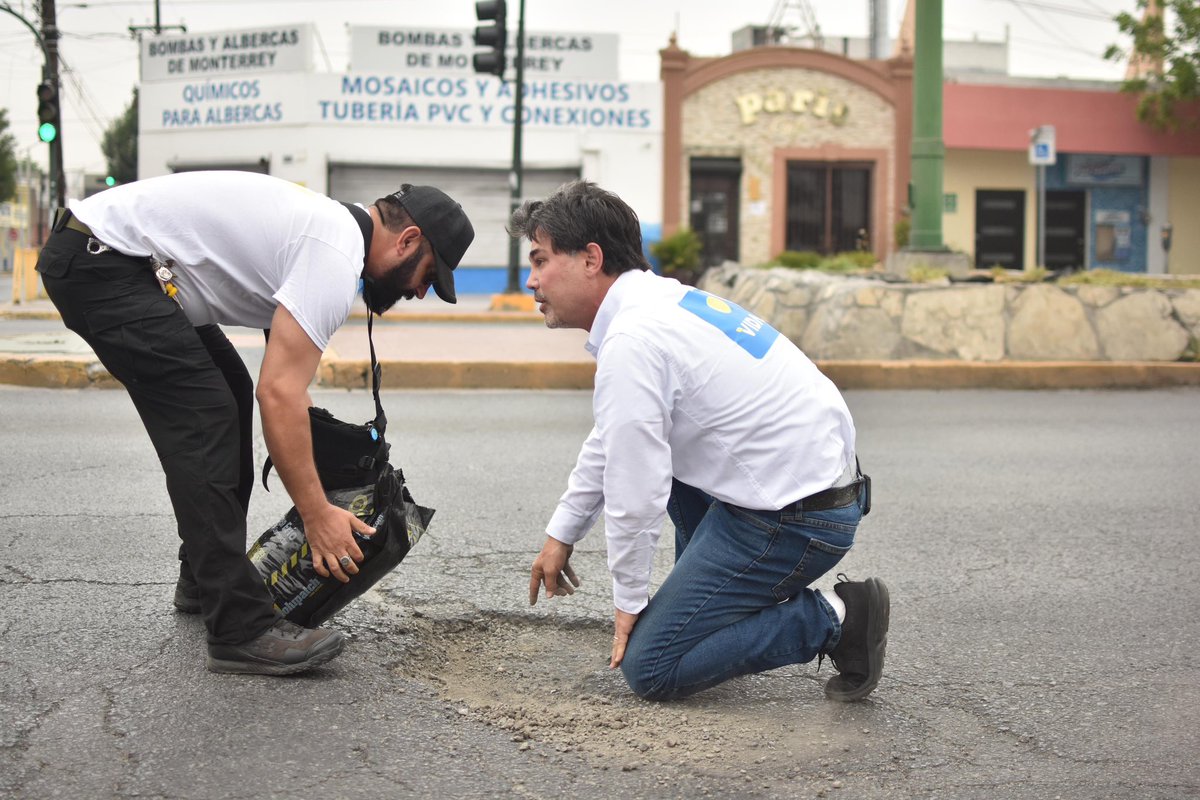 elpatozambrano's tweet photo. Baches en Av. Madero.
Propuesta movilidad: 
1- El primer año taparé 100% de baches.
2- Tendré cuadrillas buscándolos.
3- Los carriles existentes funcionarán al 100%.
Hay pocos, y la mitad con baches! 
4-Tránsitos deberán reportarlos y municipio resolver en 24/h. https://t.co/HHyO3PSbN0