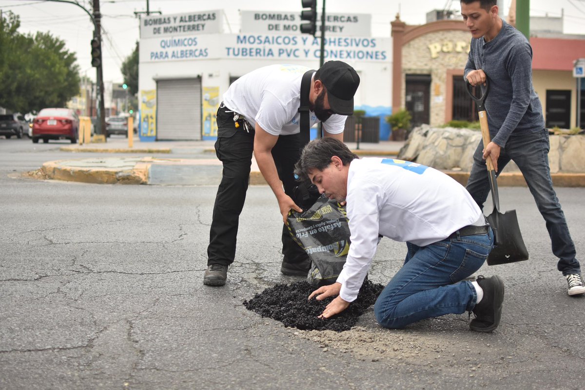elpatozambrano's tweet photo. Baches en Av. Madero.
Propuesta movilidad: 
1- El primer año taparé 100% de baches.
2- Tendré cuadrillas buscándolos.
3- Los carriles existentes funcionarán al 100%.
Hay pocos, y la mitad con baches! 
4-Tránsitos deberán reportarlos y municipio resolver en 24/h. https://t.co/HHyO3PSbN0