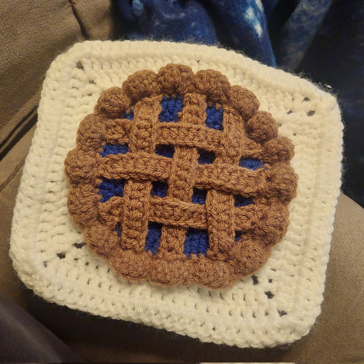edgethesketch's tweet photo. I Haven't made a cardigan in far too long so I'm starting one! Here is the Blueberry pie grannysquare! #blueberrycrochet #grannysquare 
(The pattern book is called "3D Granny Squares: 100 Crochet patterns for pop-up grannysquares") https://t.co/6rHD48Dj2b